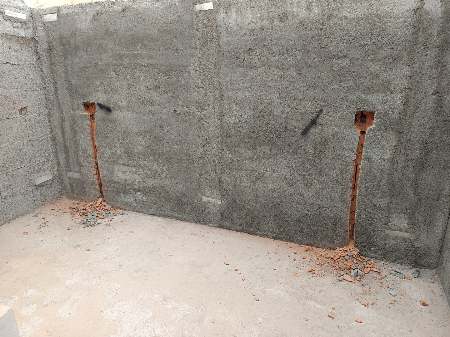 Santuri verticale taiate in perete tencuit pregatite pentru copex