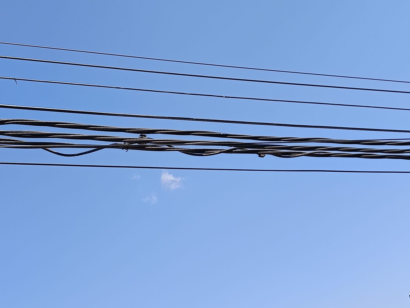 Linii electrice si telecomunicatii aeriene pe fundal de cer albastru