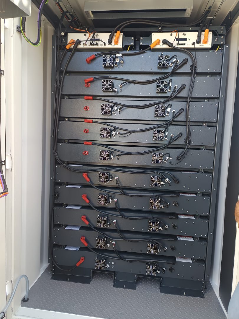 Sistem intern baterii litiu-ion etajate pe rack cu ventilatoare